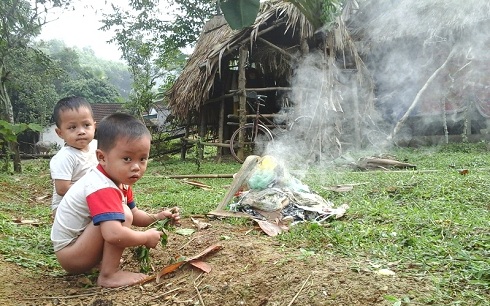 Thắt lòng gia cảnh cặp sinh đôi 3 tuổi chống gậy