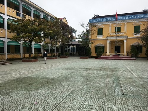 Huế: Nữ sinh quàng khăn đỏ đánh hội đồng bạn ngay tại trường
