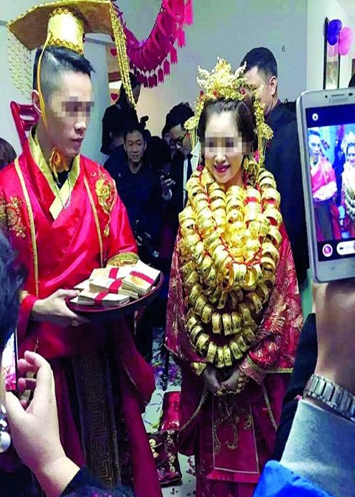Những cô dâu suýt gãy cổ vì đeo vàng 