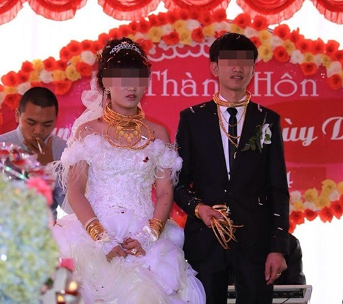 Những cô dâu suýt gãy cổ vì đeo vàng 