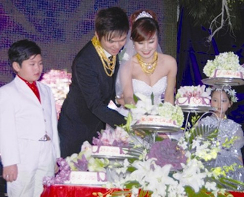 Những cô dâu suýt gãy cổ vì đeo vàng 
