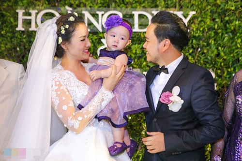 Con gái Trang Nhung lần đầu lộ diện tại tiệc cưới của bố mẹ
