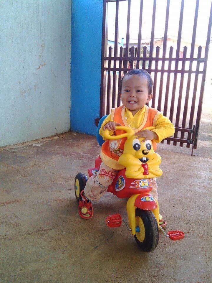 Xót xa hình ảnh tiều tụy của ông bố đi khắp nơi tìm con mất tích