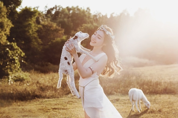 Hết sexy gợi cảm, Elly Trần lại hóa nữ thần