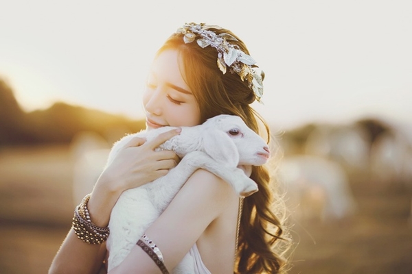 Hết sexy gợi cảm, Elly Trần lại hóa nữ thần