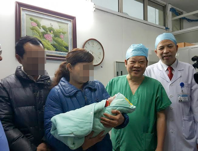 Hình ảnh đầu tiên sau khi chào đời của bé gái được mang thai hộ
