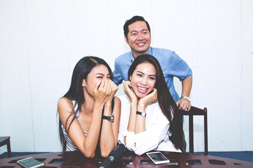 Vbiz 22/1: Phạm Hương hôn Hoài Linh, Elly Trần 