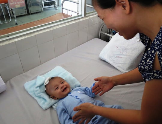 Bé bị đâm xuyên sọ cười rạng rỡ trong ngày xuất viện