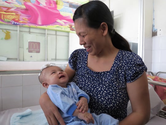 Bé bị đâm xuyên sọ cười rạng rỡ trong ngày xuất viện