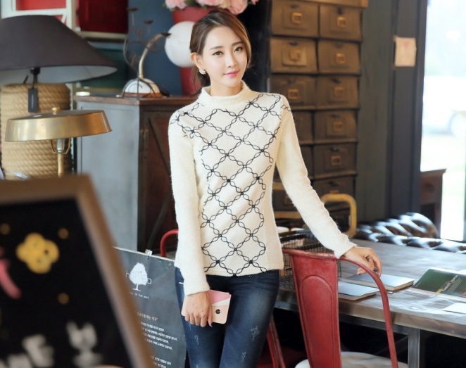 Đầu Xuân đến công sở cùng áo len họa tiết sang chảnh
