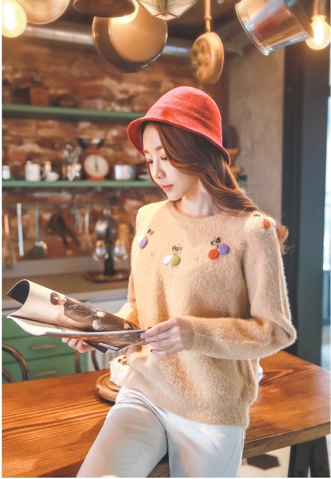Đầu Xuân đến công sở cùng áo len họa tiết sang chảnh