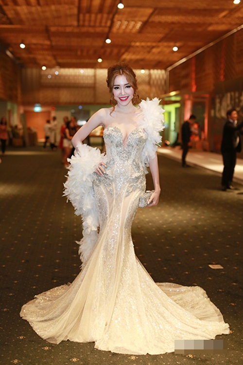 Elly Trần sexy quyến rũ