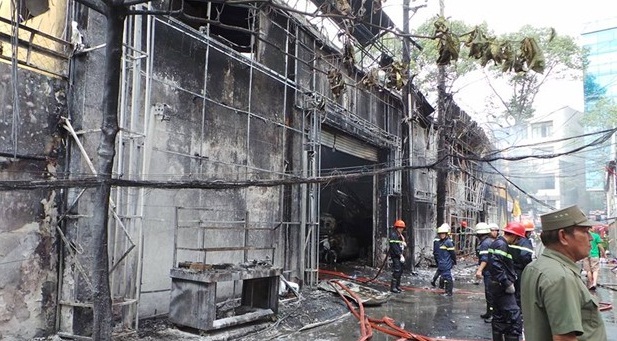 Cháy gara ô tô, 10 xe sang bị cháy rụi