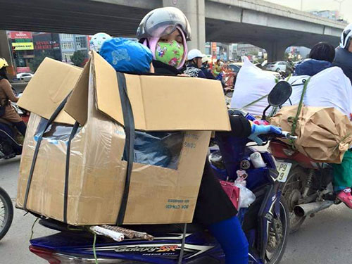 Mẹ đóng thùng đèo con về quê ăn Tết 