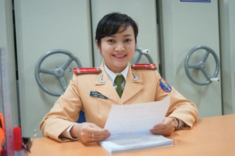 Tâm sự của những bóng hồng CSGT làm việc xuyên Tết