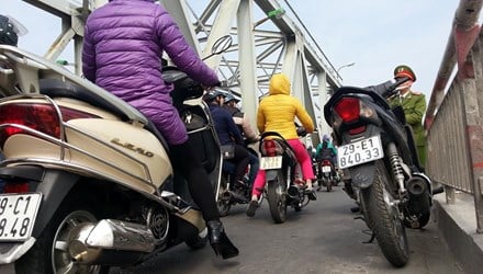 Nam thanh niên nhảy cầu Chương Dương tự tử