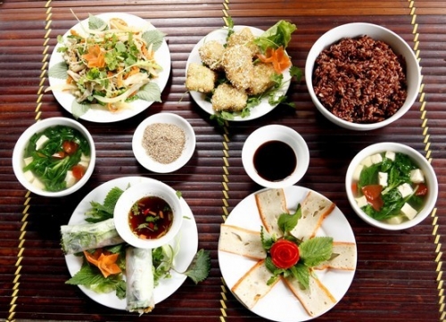 Chuẩn bị mâm cỗ chay và mặn cúng rằm tháng Giêng
