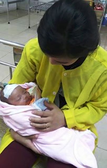 Cứu sống bé 36 ngày tuổi bị ngạt khí do sưởi ấm bằng than