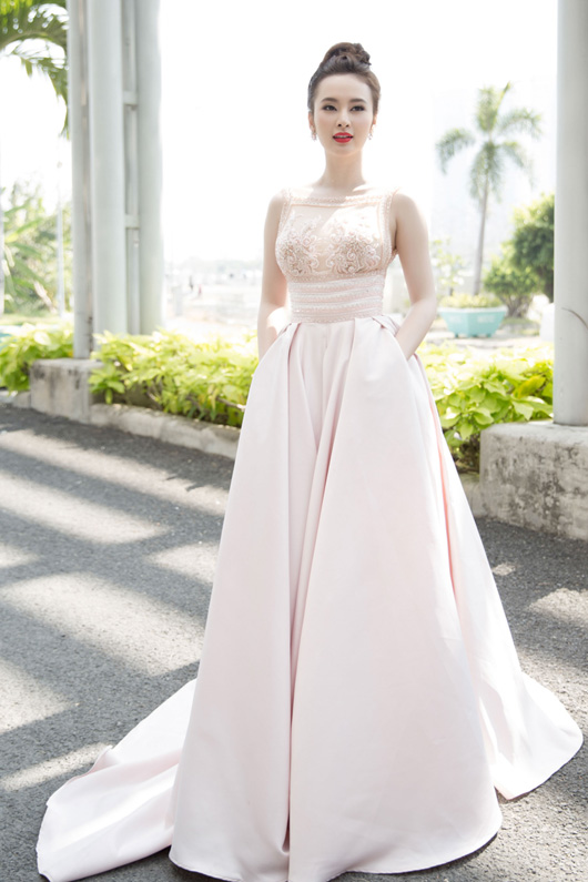 Angela Phương Trinh cuốn hút với đầm công chúa xuyên thấu
