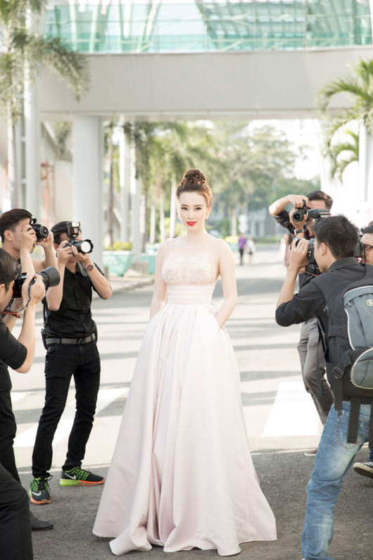 Angela Phương Trinh cuốn hút với đầm công chúa xuyên thấu