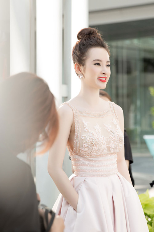 Angela Phương Trinh cuốn hút với đầm công chúa xuyên thấu