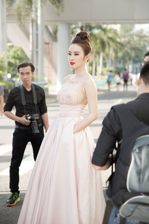 Angela Phương Trinh cuốn hút với đầm công chúa xuyên thấu