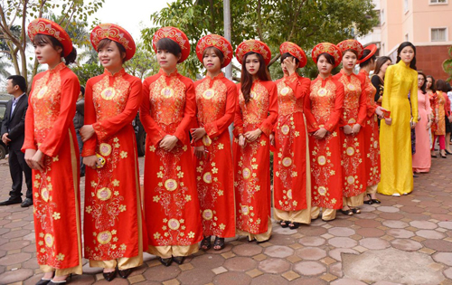 Lễ ăn hỏi Á hậu Trà Mi hoành tráng với dàn siêu xe limousine