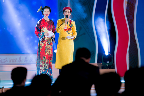 Thúy Vân mặc áo dài đính 1000 viên pha lê và tiền cổ