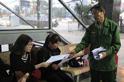 Cha già khóc than lo con trai mất trí nhớ đang bị lạc chết đói