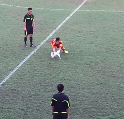 cầu thủ u19 bị chó cắn