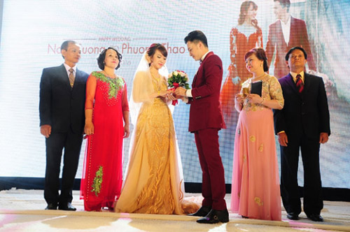 Nam Cường khóa môi bà xã say đắm trong tiệc cưới tại Hà Nội