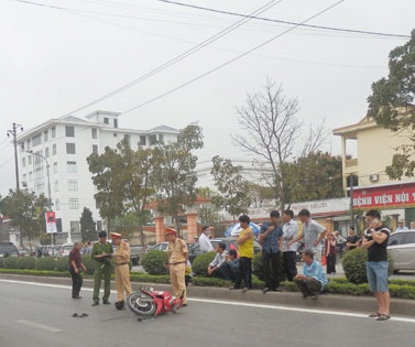Dắt nhau qua đường, 2 cụ già bị xe máy đâm trọng thương