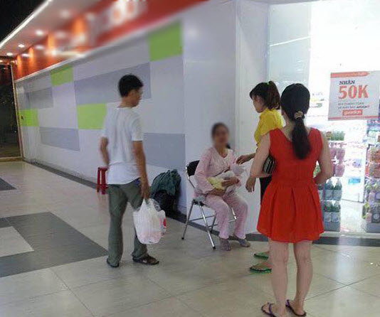 Vợ đang cho con bú vẫn bị chồng túm đầu đánh không thương tiếc