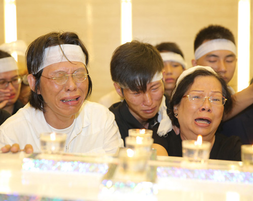 https://ngoisao.net/tin-tuc/hau-truong/showbiz-viet/vo-con-khoc-nuc-no-dua-tien-nhac-si-nguyen-anh-9-3388705-p3.html