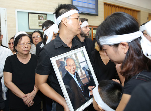 https://ngoisao.net/tin-tuc/hau-truong/showbiz-viet/vo-con-khoc-nuc-no-dua-tien-nhac-si-nguyen-anh-9-3388705-p3.html