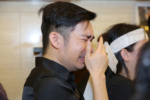 https://ngoisao.net/tin-tuc/hau-truong/showbiz-viet/vo-con-khoc-nuc-no-dua-tien-nhac-si-nguyen-anh-9-3388705-p3.html