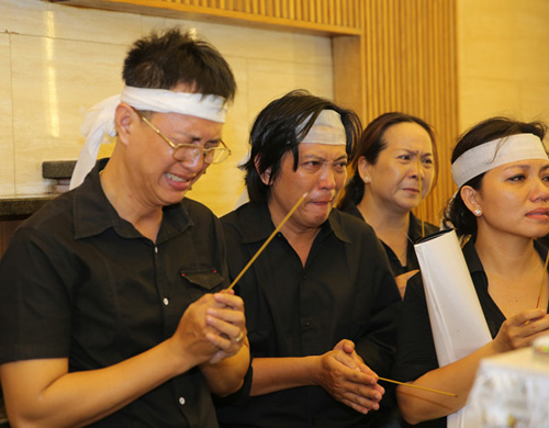 https://ngoisao.net/tin-tuc/hau-truong/showbiz-viet/vo-con-khoc-nuc-no-dua-tien-nhac-si-nguyen-anh-9-3388705-p3.html