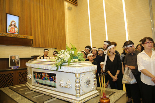 https://ngoisao.net/tin-tuc/hau-truong/showbiz-viet/vo-con-khoc-nuc-no-dua-tien-nhac-si-nguyen-anh-9-3388705-p3.html