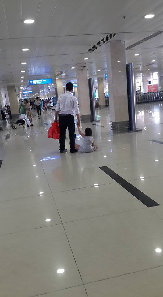 Mẹ dửng dưng để con gái bị đánh, kéo lê tại sân bay Tân Sơn Nhất 