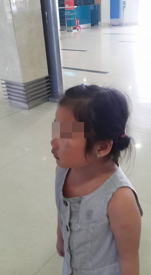 Mẹ dửng dưng để con gái bị đánh, kéo lê tại sân bay Tân Sơn Nhất 