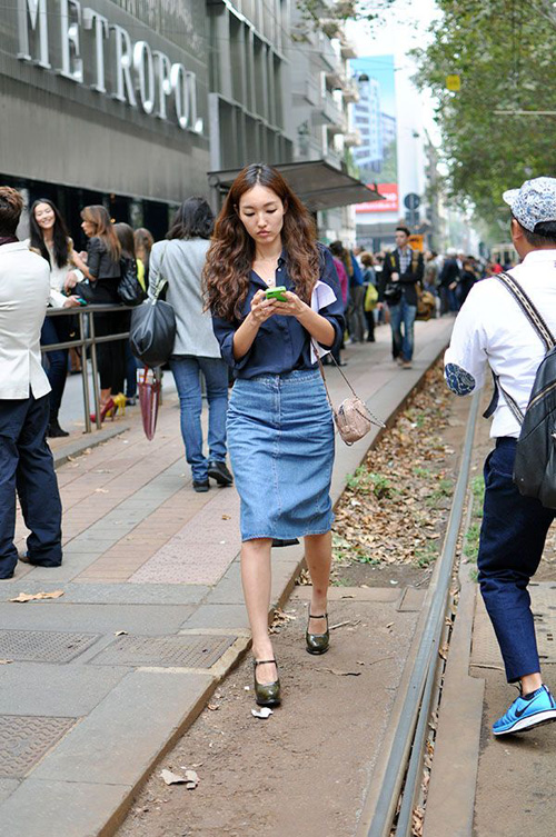 5 cách phối đồ sành điệu với chân váy denim midi