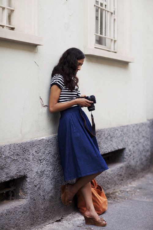 5 cách phối đồ sành điệu với chân váy denim midi