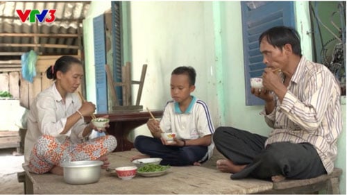 Gia cảnh nghèo của cậu bé hát dân ca gây sốt Vietnam Idol Kids2