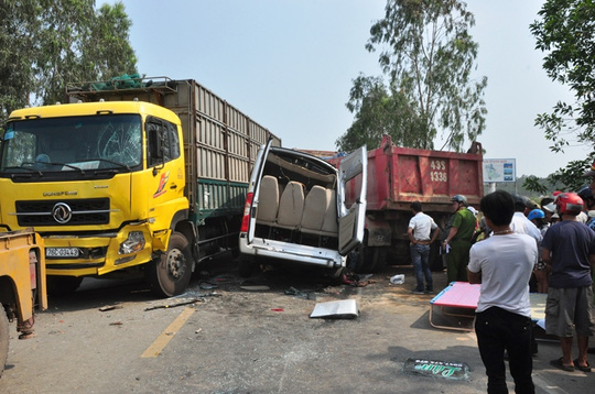 Tai nạn giao thông thảm khốc ở Quảng Ngãi, 12 người thương vong