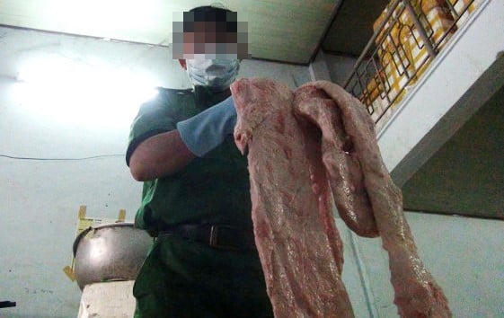 Hàng trăm cân thịt bẩn chuẩn bị vào bếp ăn tập thể