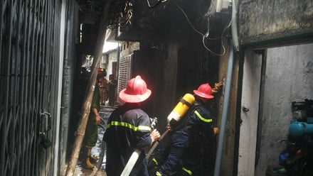 Cháy lớn khiến cả khu phố Thái Hà náo loạn