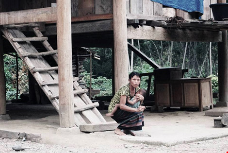 Lân, Loan và Nghệ tại cơ quan điều tra.