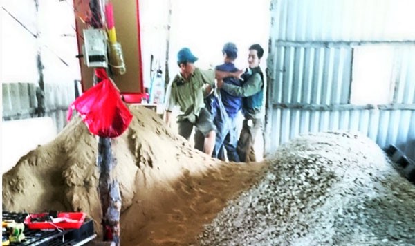 khởi tố bảo vệ đánh người, phá hoại tài sản