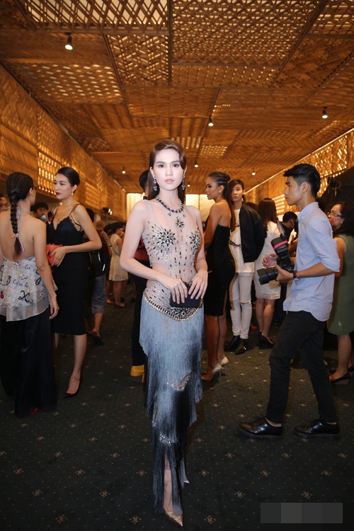 Ngọc Trinh mặc váy trong suốt quyến rũ