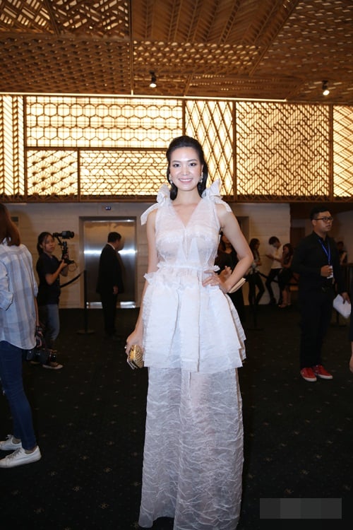 Ngọc Trinh mặc váy trong suốt quyến rũ